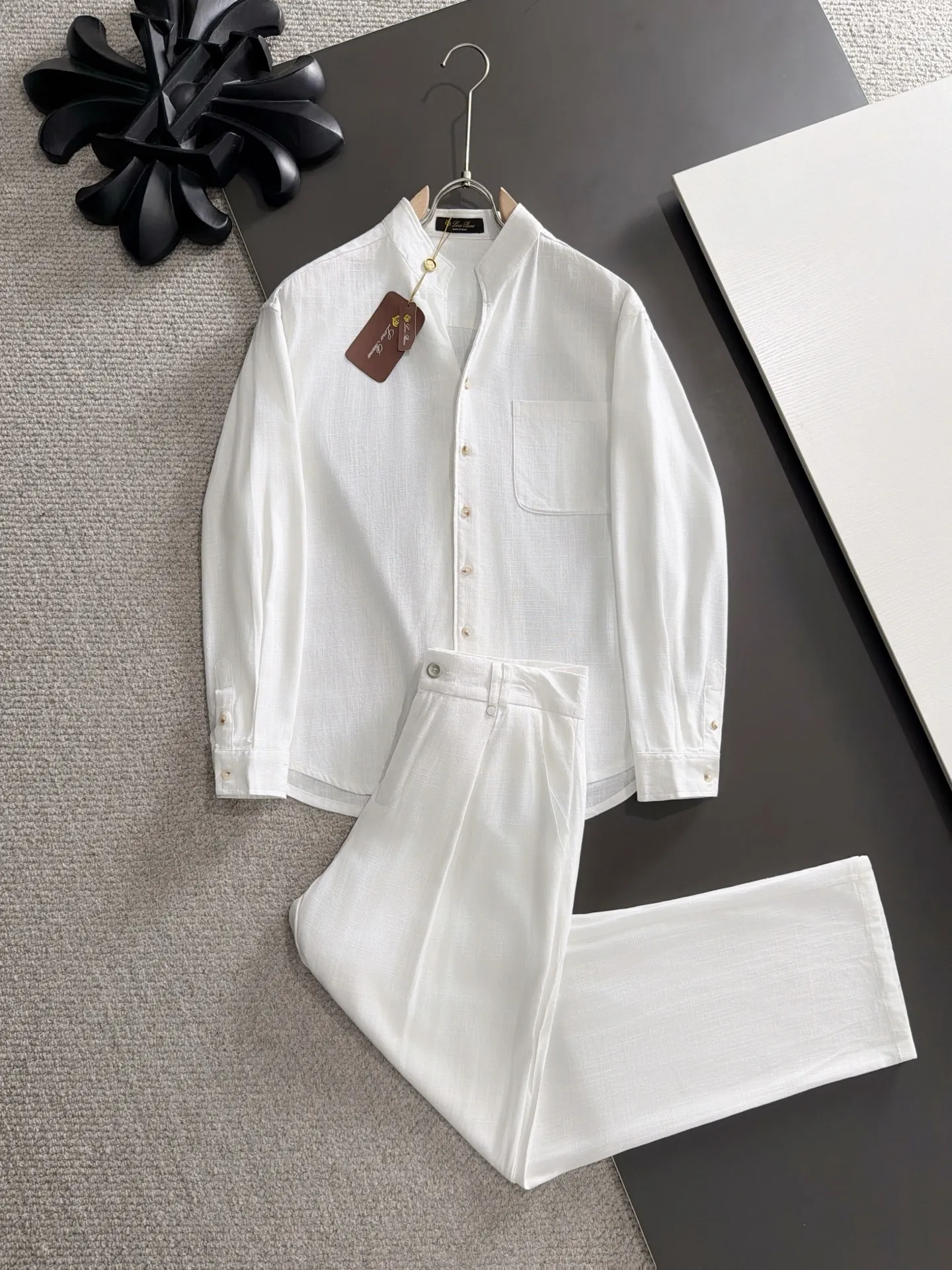 Next day shipment LP high quality Loro Piana 26ss autumn and winter New Arrival linen shirt set Made of one-on-one combed cotton yarn knitted linen fabrics, no pressure in and out of the counter Exclusive control of raw materials It feels substantial when weighed, and the upper body is more textured than ordinary T-shirts. This texture can cope with the weather easily and is suitable for both hot and cold! Loose fit design, looks noble. The only correct version is available Size: M to XXXL